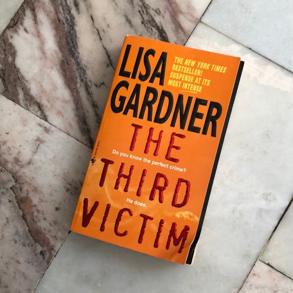 ☀️ Midnight Voices | The Third Victim book bundle - Picture 5 of 7